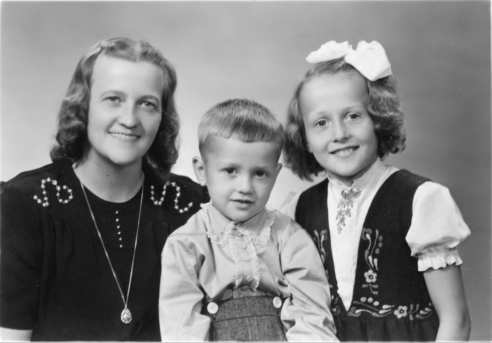 Olsen’s maternal grandmother with her two children the same year both children got polio.